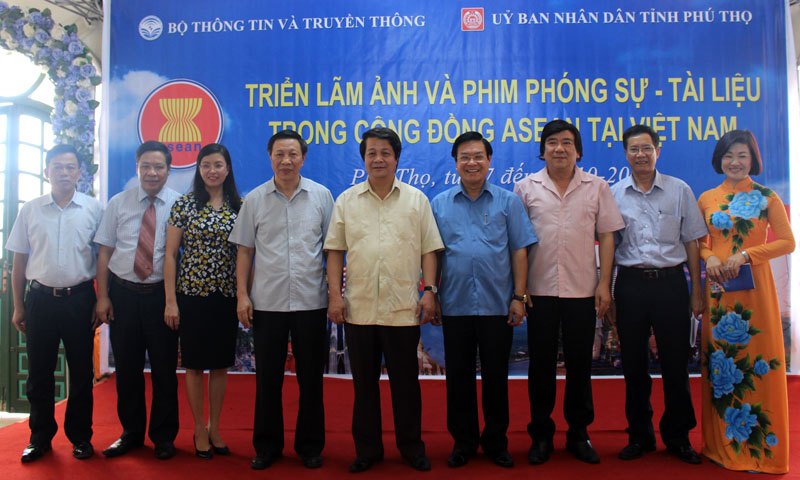 Trao học bổng cho học sinh nghèo vượt khó học giỏi